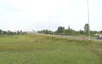 Có cầu trăm tỷ nhưng người dân phải đi đường vòng