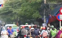 Tắc đường vì ô tô nối đuôi nhau đi vào đường có biển cấm