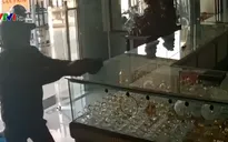 Táo tợn cướp tiệm vàng giữa ban ngày ở TP.HCM