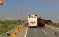 Thót tim xe khách chạy ẩu trên cầu vượt