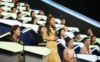 Không chỉ thả thính cực mạnh, Sam còn giả vờ vấp ngã để ngả vào lòng em trai diễn viên Văn Anh
