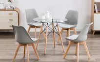 Bàn bằng kính mang đến sự sang trọng cho phòng ăn