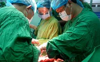 Dốc sức cứu hai mẹ con sản phụ bị nhau cài răng lược thể hiếm gặp