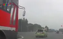 Cố vượt đèn đỏ, xe khách đâm nát đuôi xe con