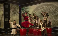 Cựu trưởng nhóm HKT đánh võ, nhào lộn, đu dây, hát nhạc hào hùng tại bán kết "100 giây rực rỡ" mùa 2