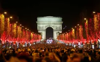 Đại lộ Champs-Élysées thắp sáng chào đón Giáng sinh