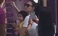 Sau 1 năm giữ bí mật, Trương Bá Chi ôm con đi chơi thoải mái