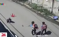 3 em học sinh ngã văng xuống đường khi xe đưa đón đang chạy