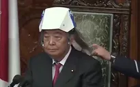 Nhật Bản diễn tập ứng phó động đất với chiếc mũ đặc biệt