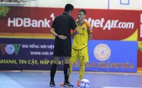 Tuyển thủ futsal Việt Nam bị cảnh cáo vì hành vi ngồi trên bóng buộc giày