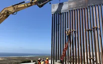 Tường biên giới Mỹ - Mexico bị bọn buôn người cưa thủng