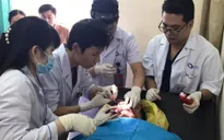 Đoàn khám bệnh lưu động kịp thời hỗ trợ cấp cứu bệnh nhân bị chấn thương nặng ở mắt