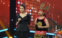 Cô bé chơi được sáo tiêu, trống lắc, đàn đá, piano… khiến Sam nể phục