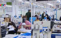 Công nhân Công ty Golden Victory Việt Nam đi làm lại sau vụ ngất xỉu