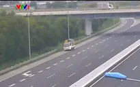 Clip: Bất chấp nguy hiểm, tài xế vẫn lùi xe trên cao tốc