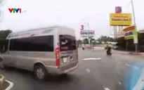 Bất chấp tín hiệu, xe ô tô vẫn cản đường xe cứu thương