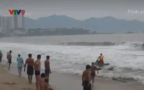 Bất chấp bão số 6 gây sóng to nguy hiểm, nhiều người vẫn tắm biển