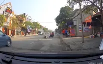 Bà bế cháu vụt chạy sang đường bị xe máy đâm trúng