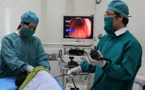 Nhập viện cấp cứu vì uống thuốc nuốt luôn... răng giả