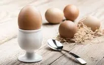 Tử vong vì cá cược ăn 50 quả trứng gà liên tục