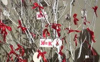 Dải băng đỏ điểm tựa vươn lên của cộng đồng người bị HIV