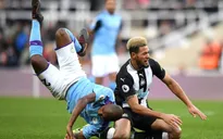 Newcastle 2-2 Man City: Cầm vàng lại để vàng rơi...