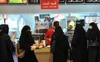 Saudi Arabia bỏ quy định cách ly phụ nữ và nam giới tại nhà hàng