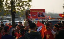 Các CĐV hâm nóng bầu không khí phía ngoài sân bay Nội Bài