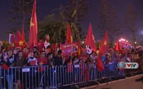 VIDEO: Người hâm mộ chào đón Đoàn Thể thao Việt Nam tại sân bay Nội Bài