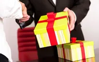 Nhiều ý kiến trái chiều về quy định thay tiền thưởng Tết bằng hiện vật