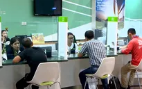 Ý kiến trái chiều xung quanh việc ngân hàng được phong tỏa tài khoản người nhận