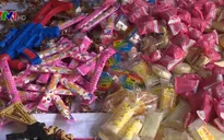 Tạm giữ khoảng 30 tấn bánh kẹo, đồ chơi không rõ xuất xứ chuẩn bị mang đi tiêu thụ