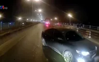 Chuyển làn không quan sát, xe tải đâm xe con quay ngang giữa cầu