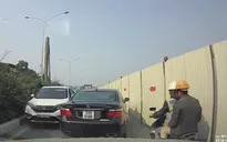 Ô tô ngang nhiên đi ngược chiều gây ùn tắc giao thông