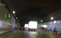 Nhức mắt với những thùng xe tải "phát quang" trên đường