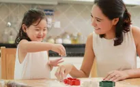 Cùng bé yêu trổ tài làm hộp đựng kẹo hình dưa hấu