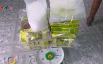 Thu giữ 7,8 kg bột trắng nghi là ma túy trôi dạt vào bờ biển