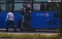 Truy tìm nhóm côn đồ dùng mã tấu tấn công xe bus ở TP.HCM