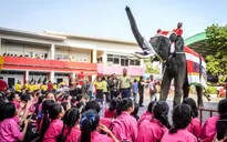 Ông già Noel voi tặng quà cho trẻ em Thái Lan
