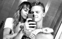 Hậu ly hôn, Miley Cyrus ăn mừng Giáng sinh bên tình mới