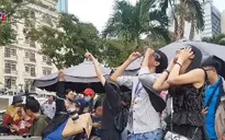 TP.HCM: Người dân thích thú quan sát nhật thực lần cuối cùng trong thập kỷ