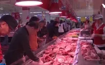 Trung Quốc rã đông thêm 30.000 tấn thịt lợn chờ Tết