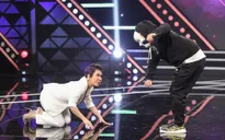 Hà Lê đeo mặt nạ đọc rap... khiến Việt Hương quỳ xuống sân khấu