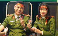 Vợ chồng chiến sĩ công an cùng đi hiến máu