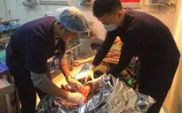 Bàn chân gần đứt lìa do tai nạn khi dùng máy cắt chè