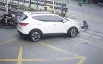 Nhân viên đường sắt bị ô tô tông khi đang vệ sinh đường ray
