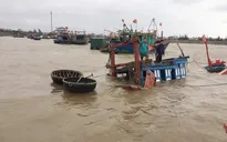 Trục vớt thành công tàu cá của ngư dân Hà Tĩnh bị sóng biển đánh chìm