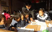 Thưởng Tết nước mắm, mỳ chính, thầy cô vùng cao bán lá dong lo Tết