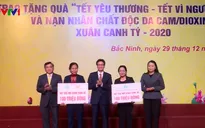 Phó Thủ tướng Vũ Đức Đam tặng quà, vé xe cho công nhân về quê đón Tết