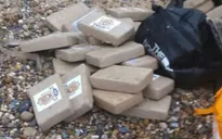 Nhà chức trách đau đầu trước tình trạng cocaine dạt vào bờ biển nhiều nước